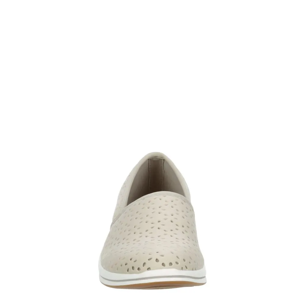 CLARKS  WOMENS BREEZE EMILY SLIP ON SNEAKER