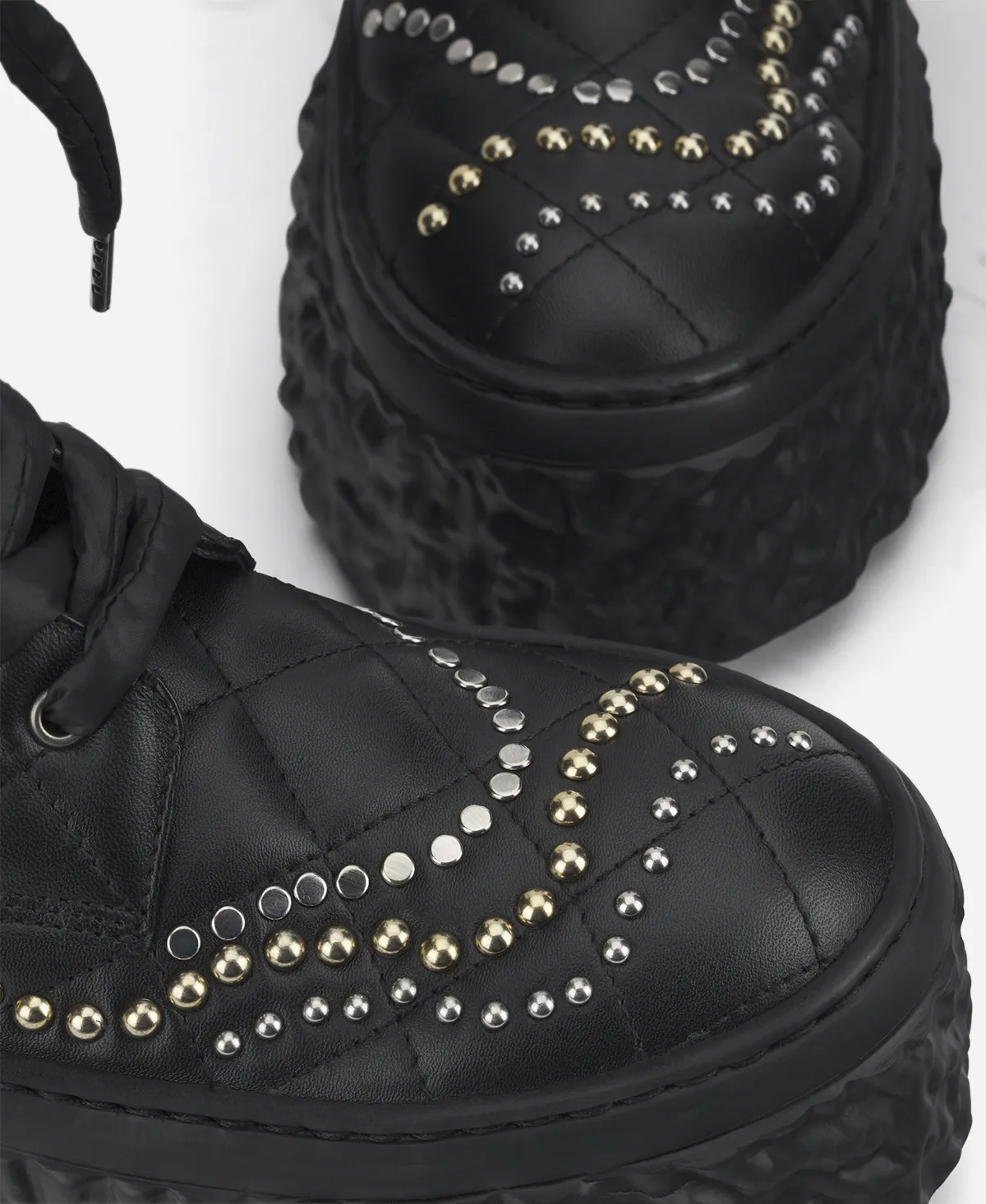 Magma High Flawed Ankle boot with studs