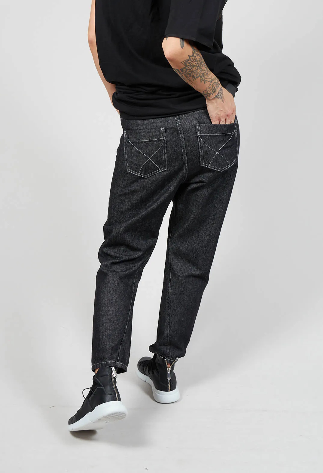 Straight Leg Jeans in Black