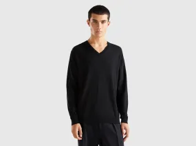 V-neck sweater in lightweight cotton blend - Black | Benetton