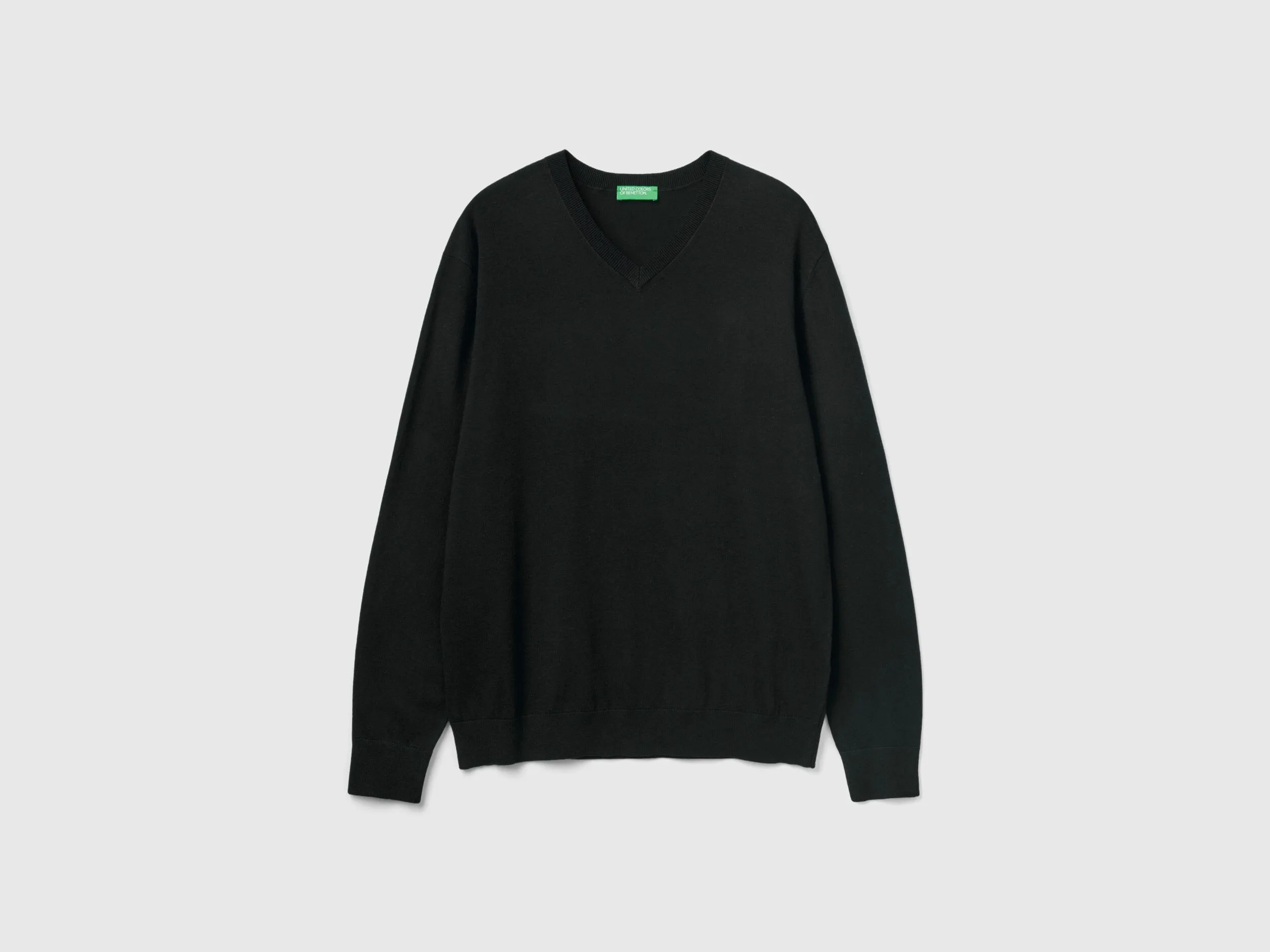 V-neck sweater in lightweight cotton blend - Black | Benetton