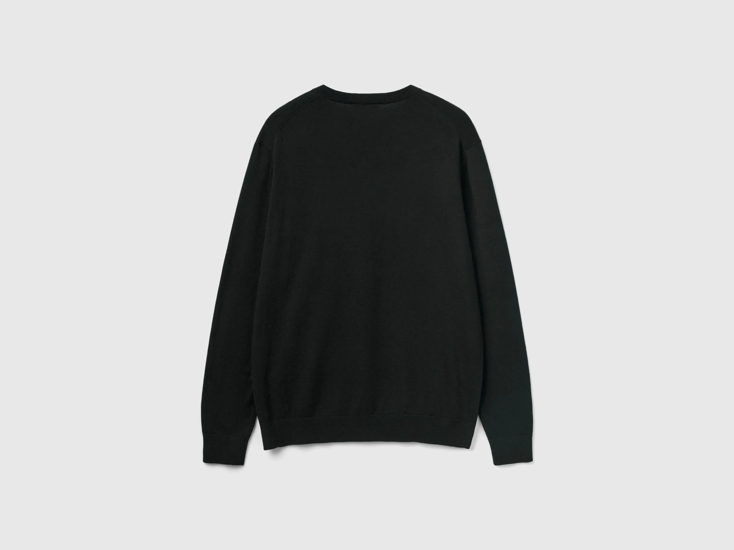 V-neck sweater in lightweight cotton blend - Black | Benetton